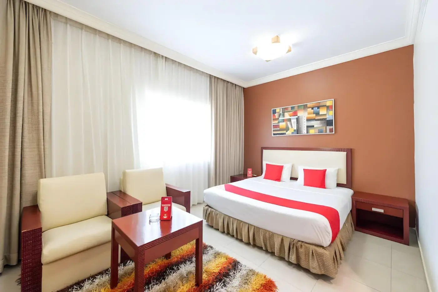King room with seating area
